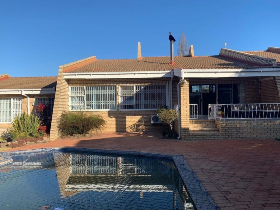 5 Bedroom Property for Sale in Ladybrand Free State